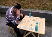 与同学对垒中国象棋