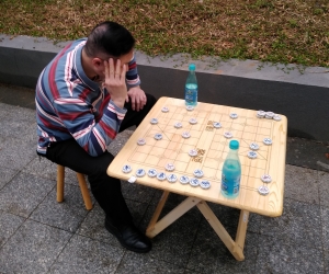 与同学对垒中国象棋